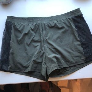 Athletic shorts with pockets